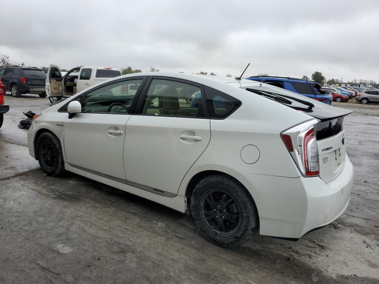 2015 TOYOTA PRIUS photo 2