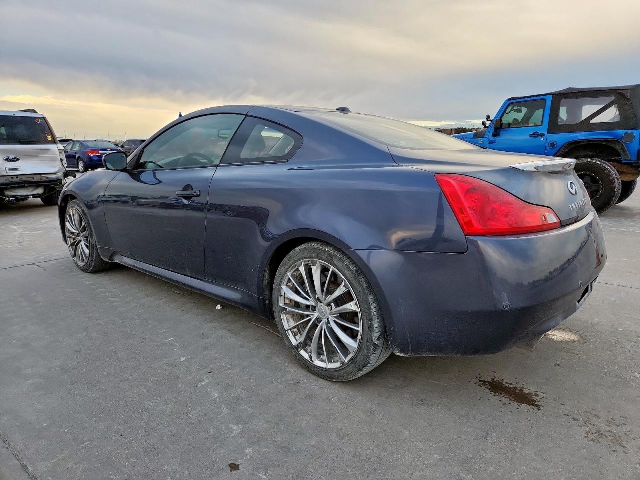 2011 INFINITI G37 photo 3