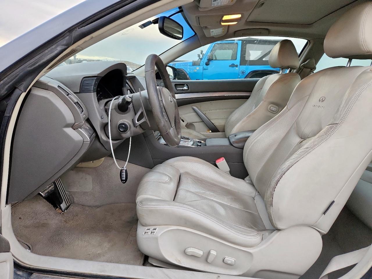 2011 INFINITI G37 photo 13