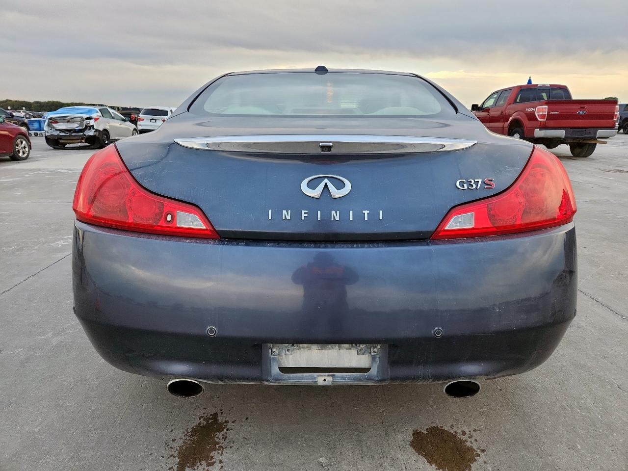 2011 INFINITI G37 photo 11