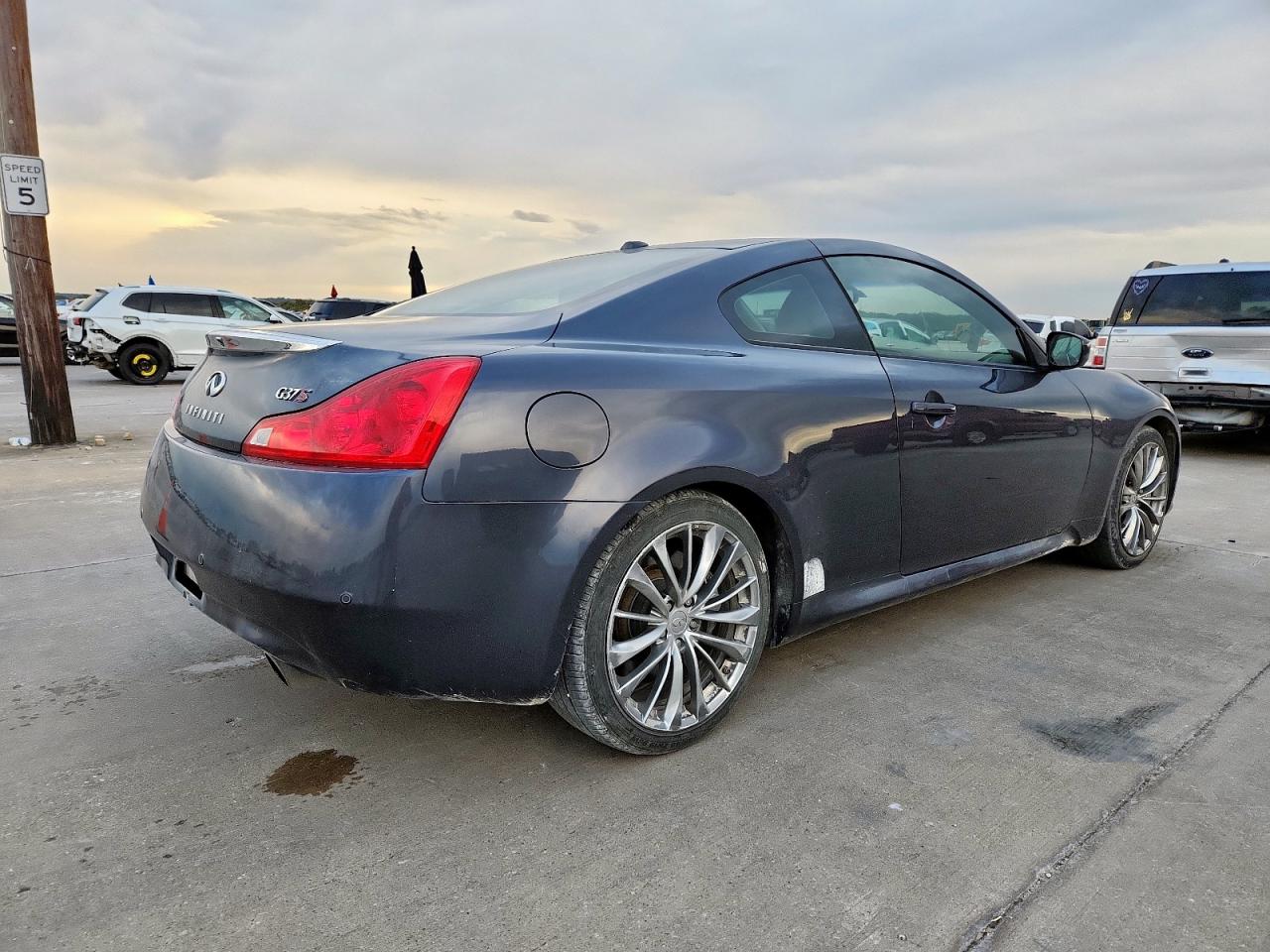 2011 INFINITI G37 photo 5