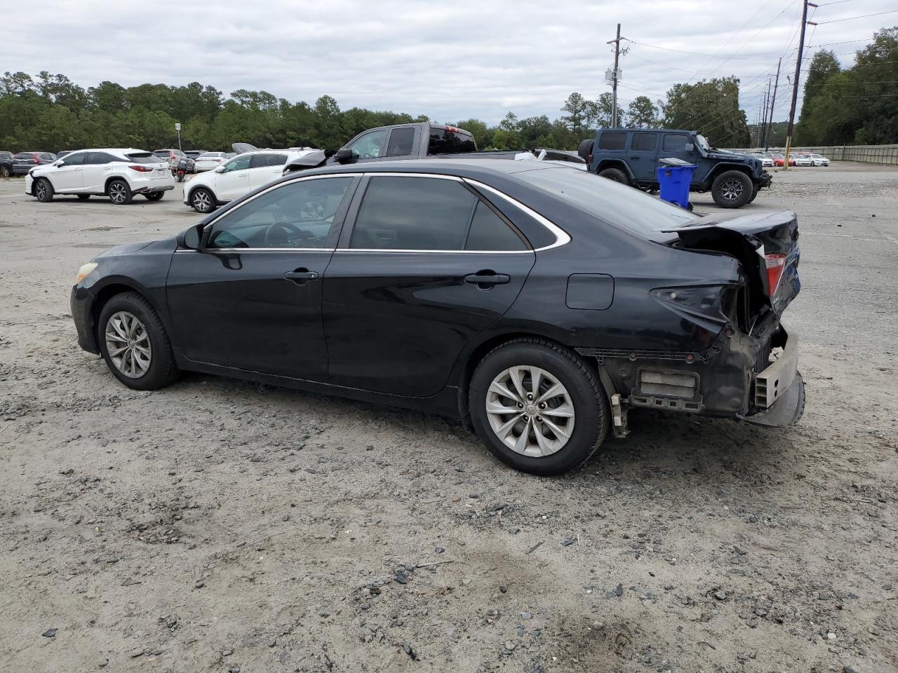 2015 TOYOTA CAMRY LE photo 4