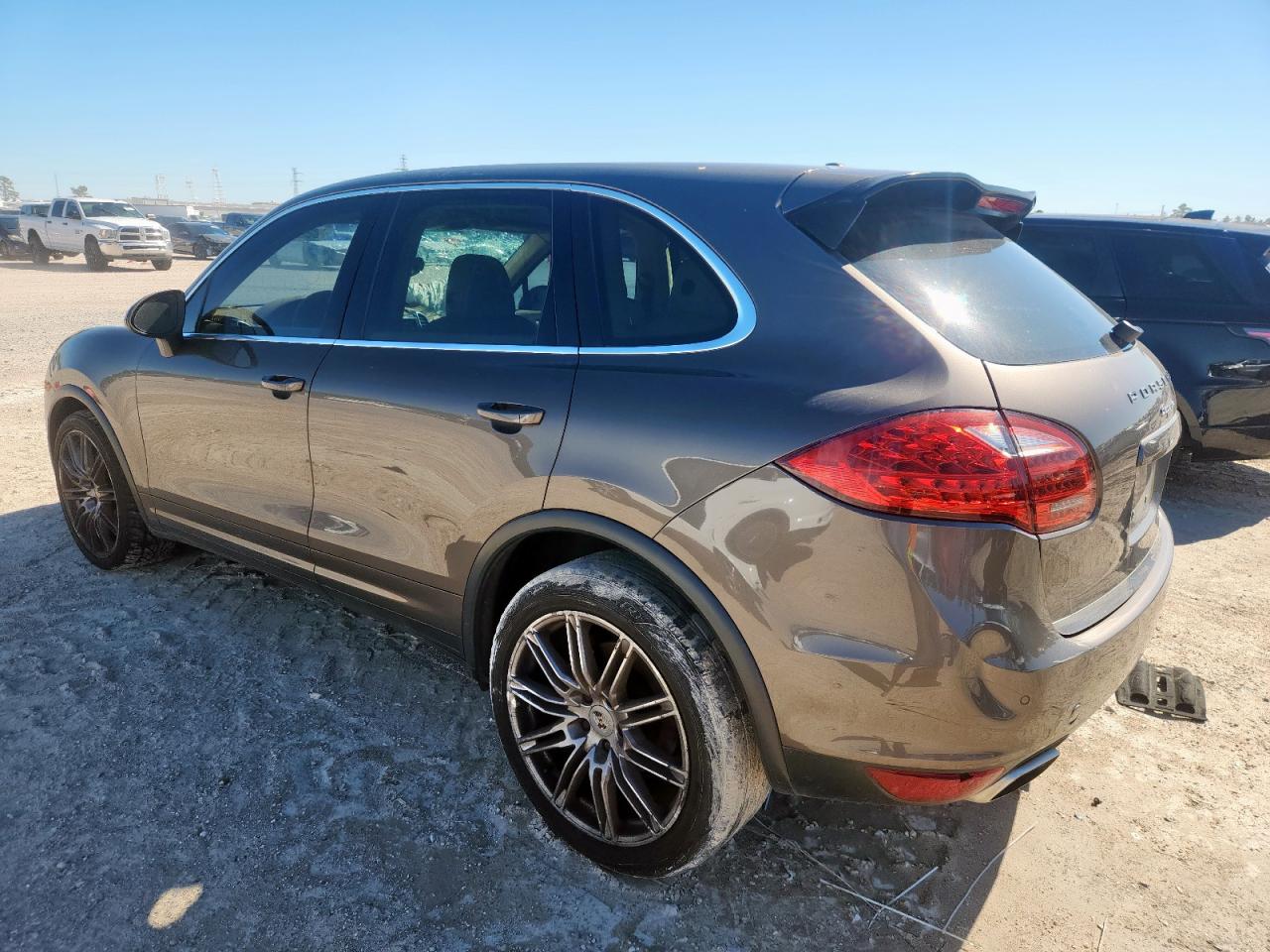 2011 PORSCHE CAYENNE photo 2