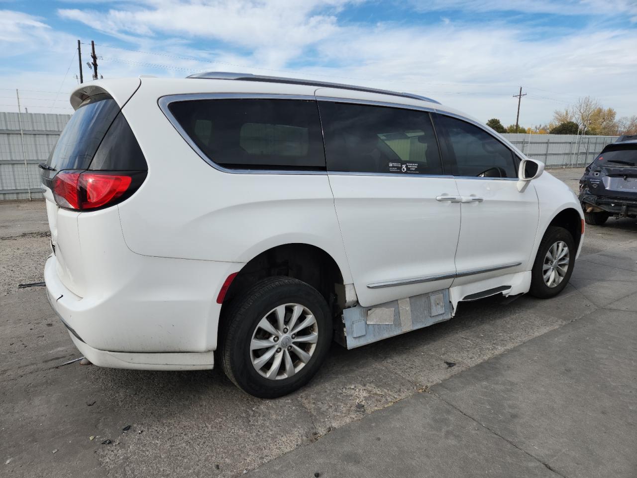 2019 CHRYSLER PACIFICA TOURING L photo 5