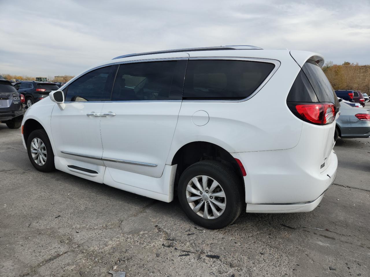 2019 CHRYSLER PACIFICA TOURING L photo 3