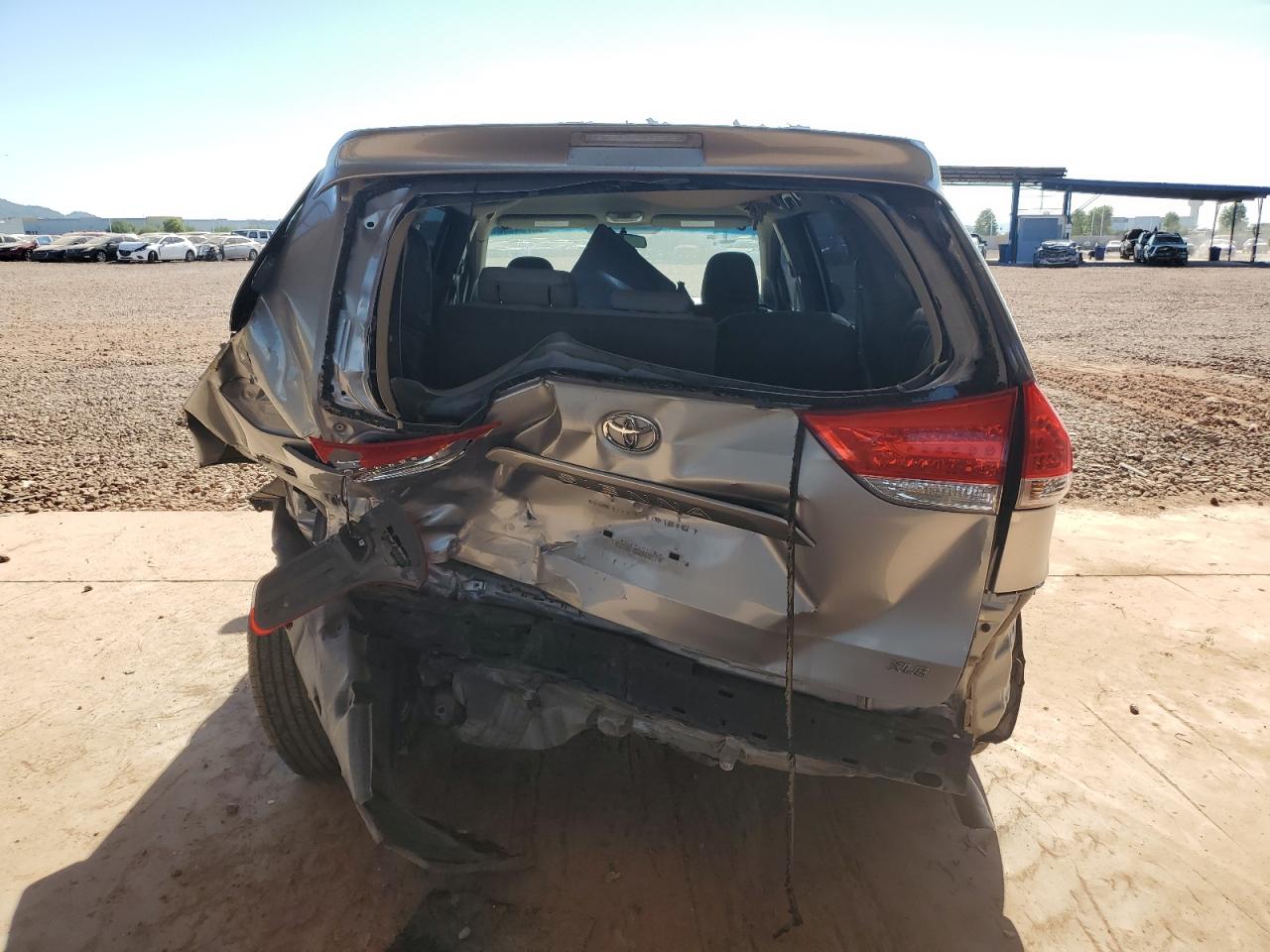 2014 TOYOTA SIENNA L 7-PASSENGER photo 6