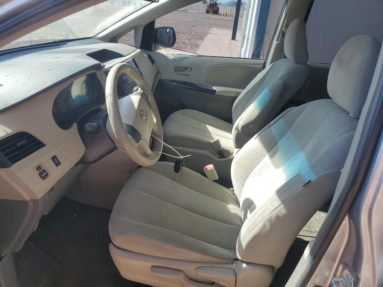 2014 TOYOTA SIENNA L 7-PASSENGER photo 7