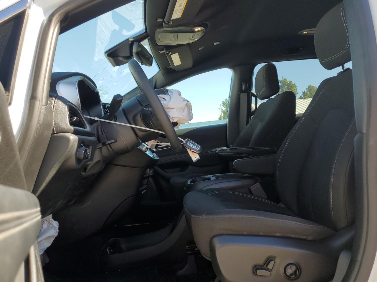 2023 CHRYSLER PACIFICA TOURING photo 13