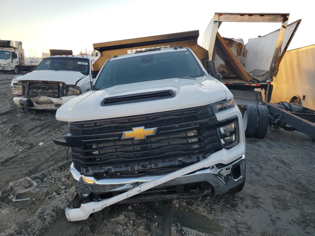 2024 CHEVROLET SILVERADO DUMP TRUCK photo 9