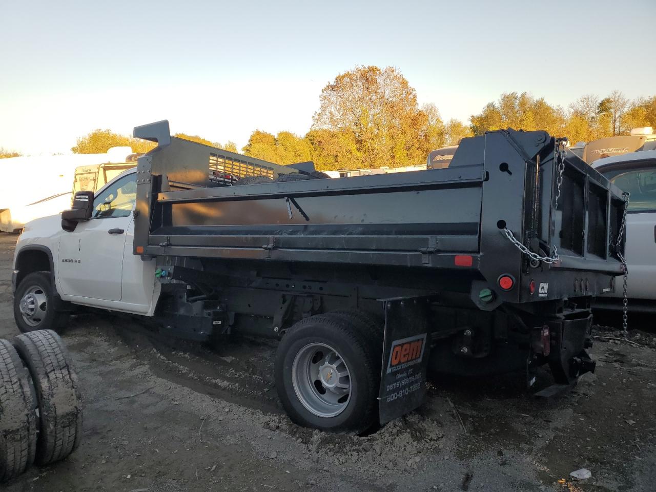 2024 CHEVROLET SILVERADO DUMP TRUCK photo 3