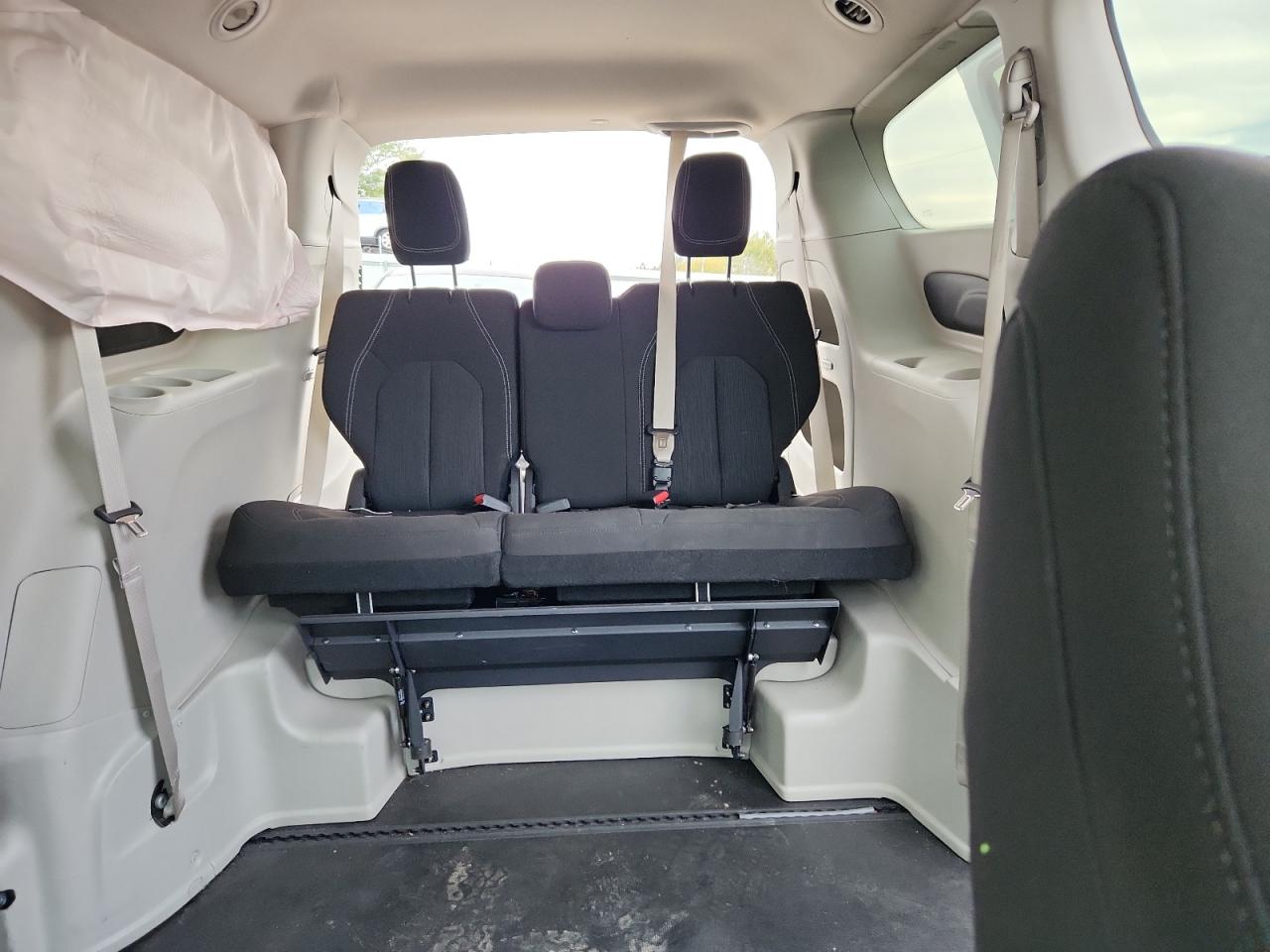 2023 CHRYSLER VOYAGER photo 10