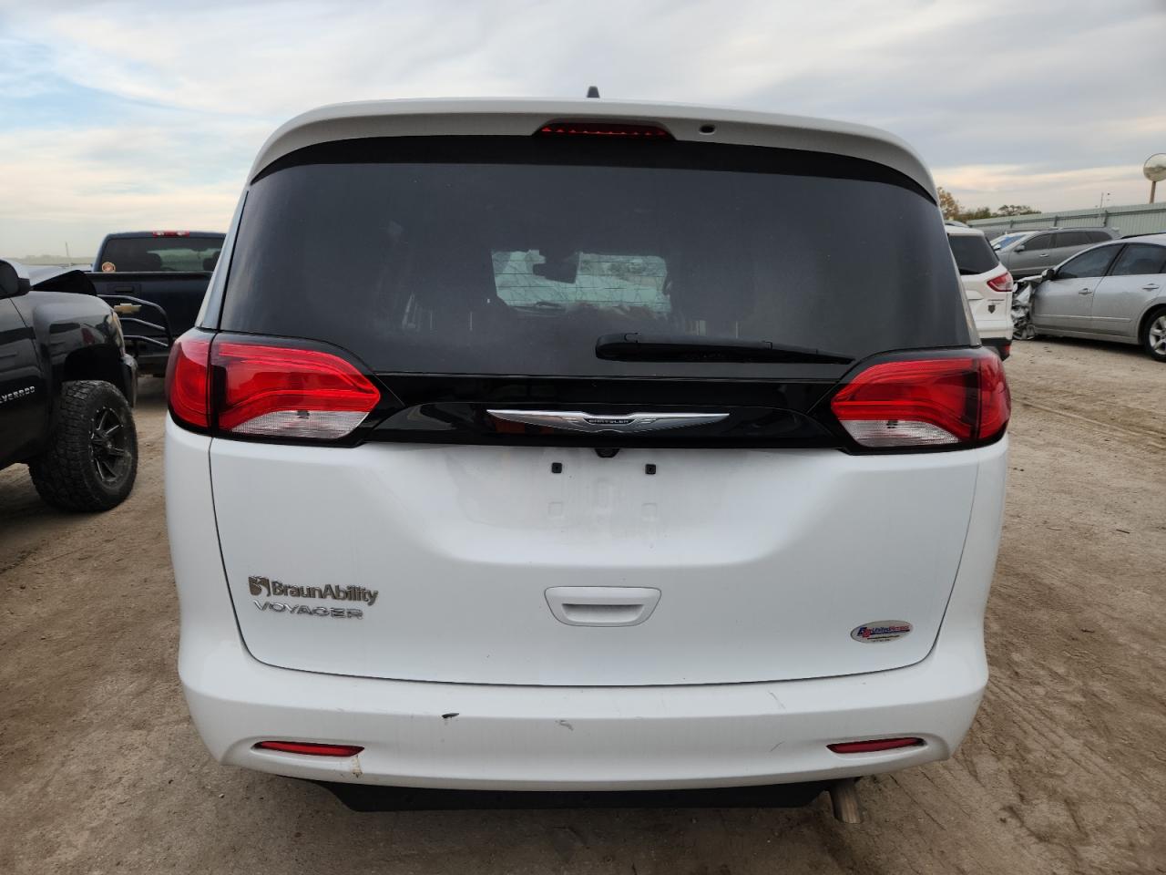 2023 CHRYSLER VOYAGER photo 6