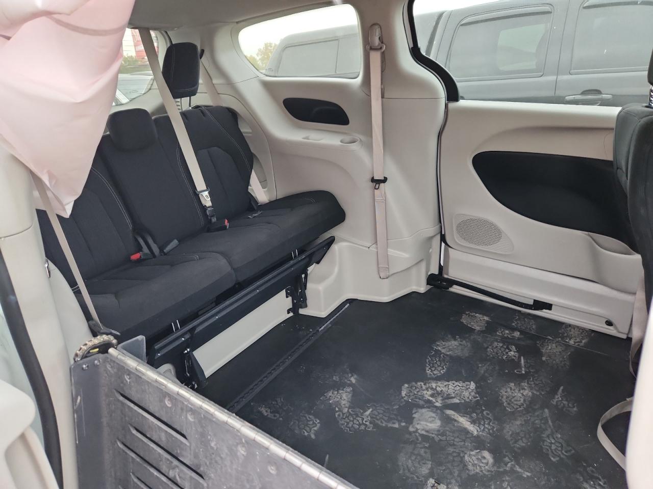 2023 CHRYSLER VOYAGER photo 11