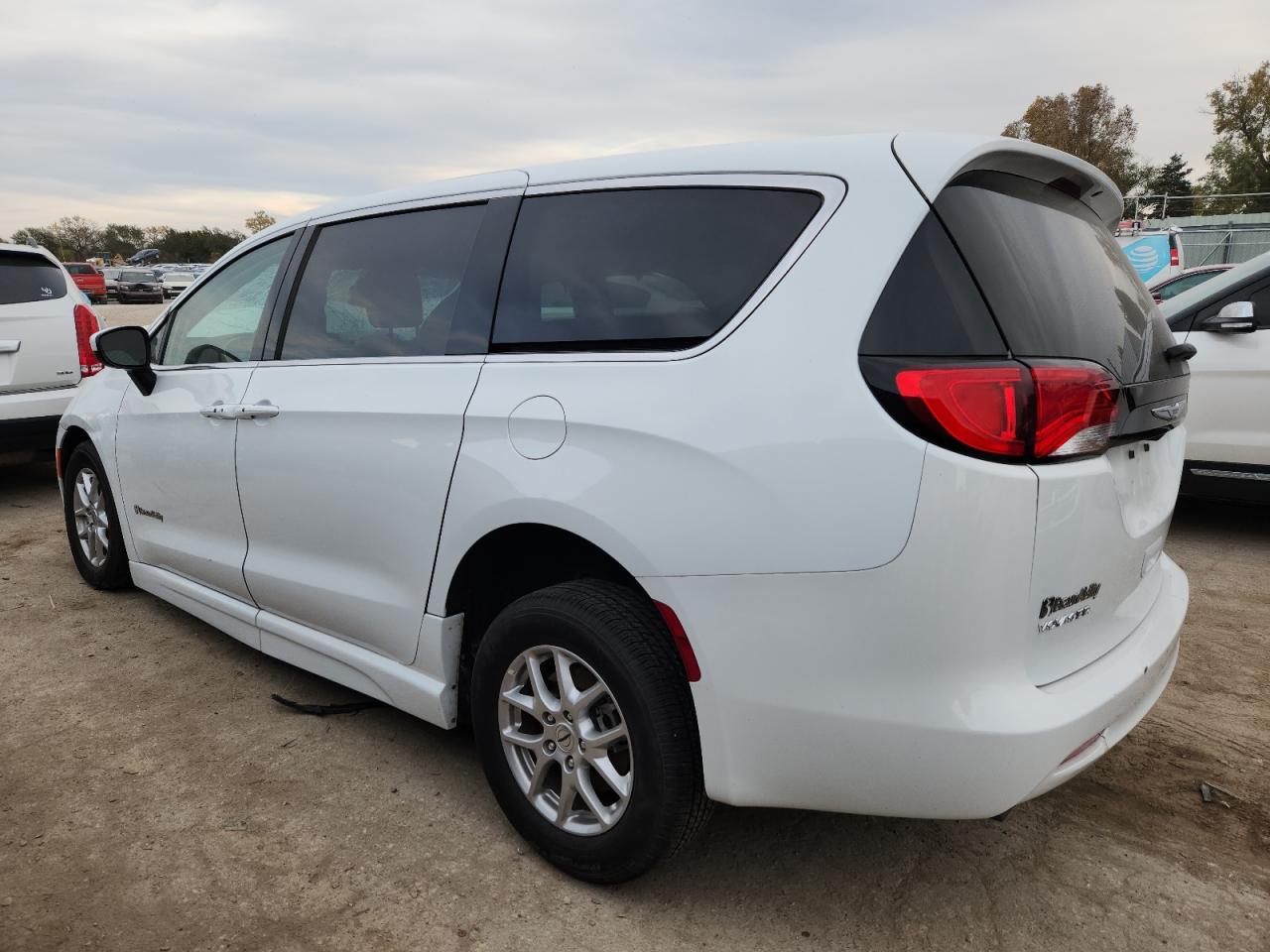 2023 CHRYSLER VOYAGER photo 2