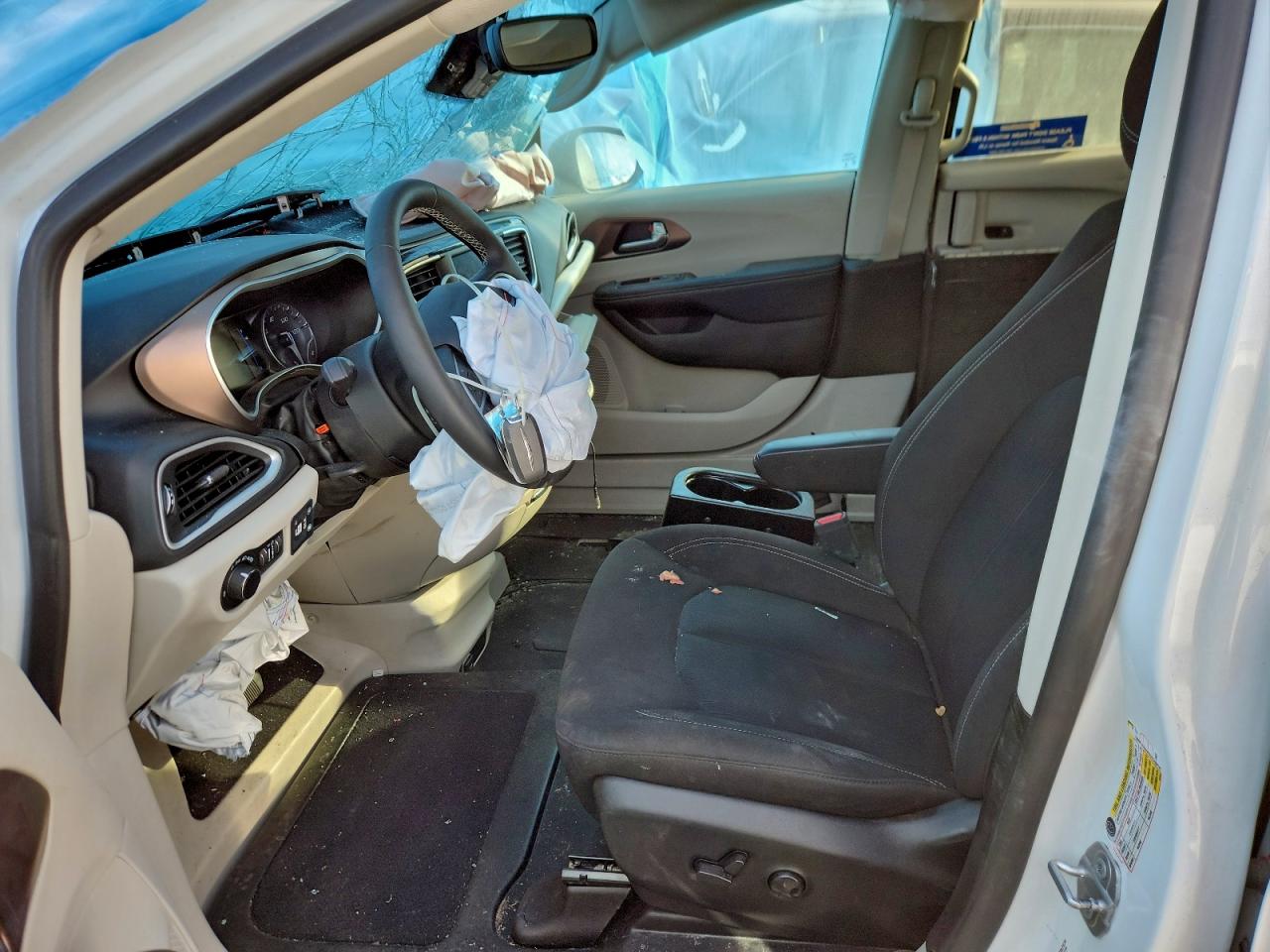 2023 CHRYSLER VOYAGER photo 7