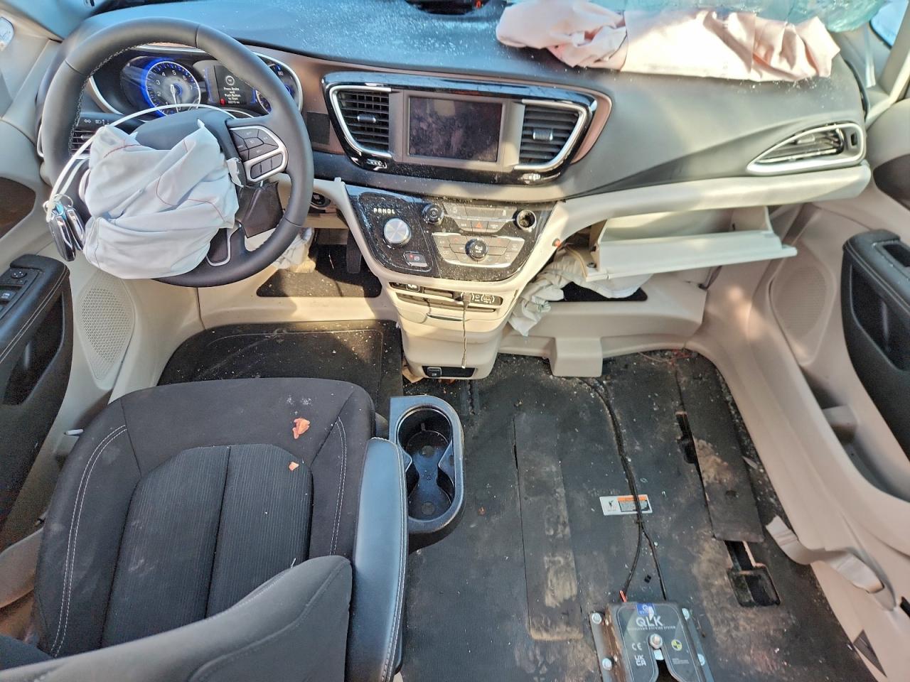 2023 CHRYSLER VOYAGER photo 8