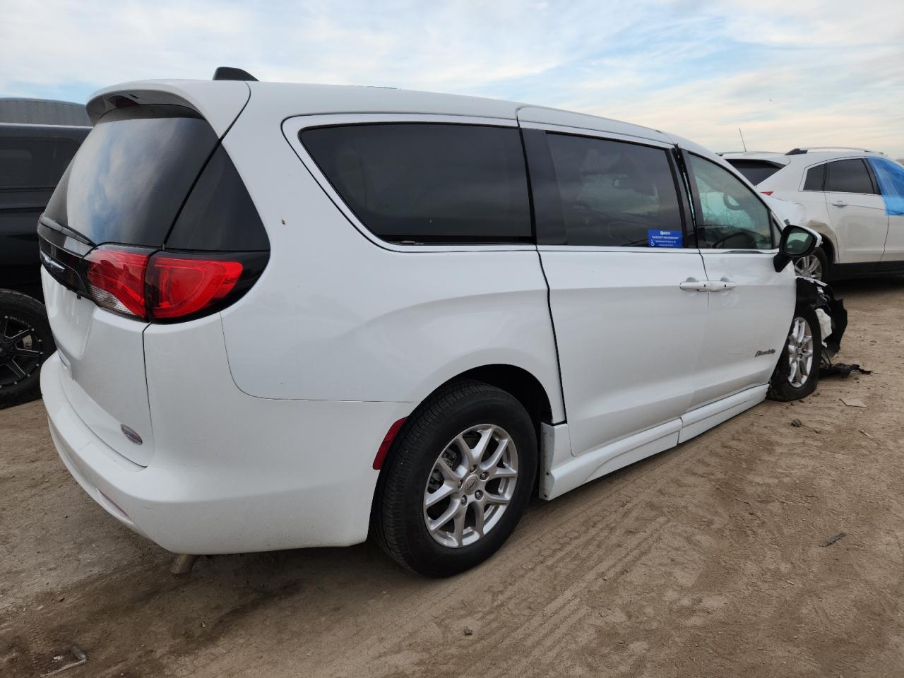 2023 CHRYSLER VOYAGER photo 3