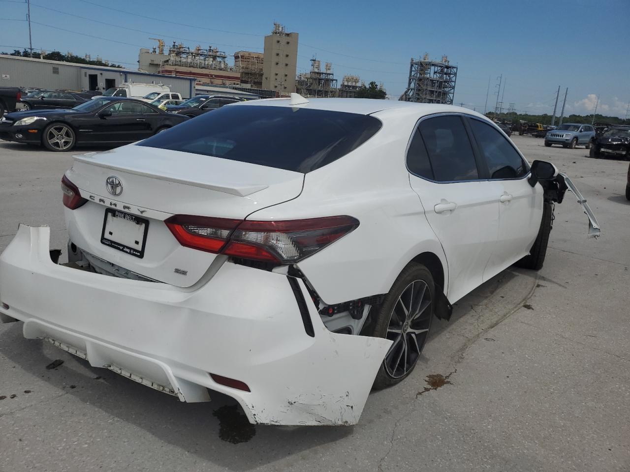 2021 TOYOTA CAMRY SE photo 3