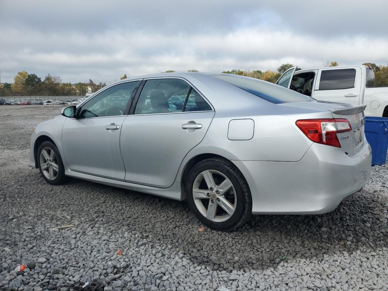 2014 TOYOTA CAMRY SE photo 2