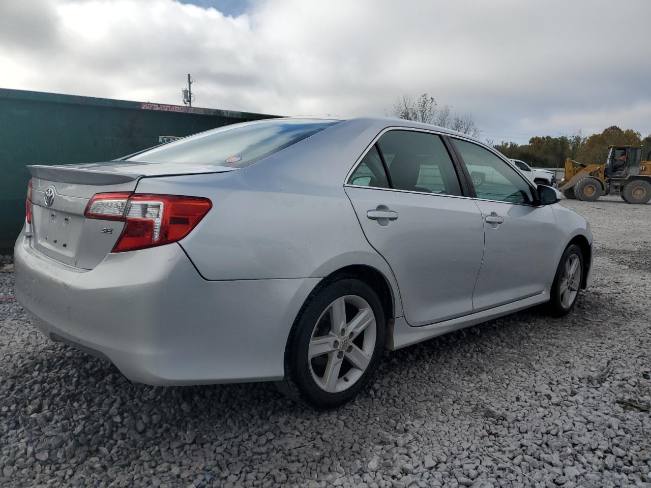 2014 TOYOTA CAMRY SE photo 3