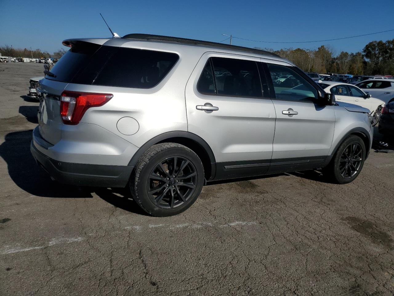2018 FORD EXPLORER XLT photo 3