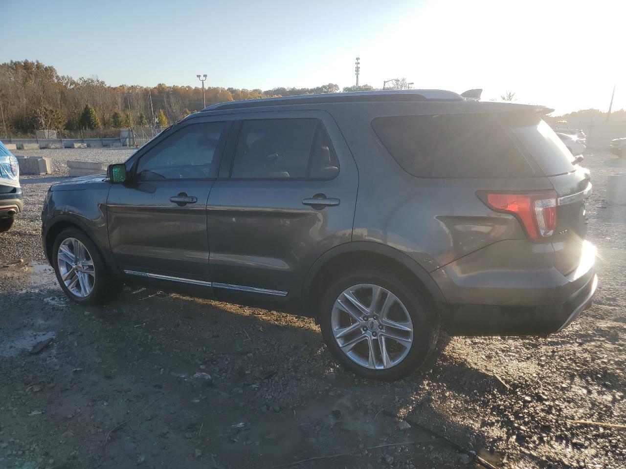 2017 FORD EXPLORER XLT photo 4