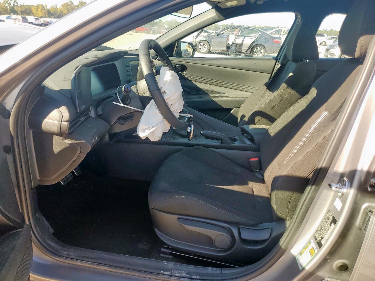2025 HYUNDAI ELANTRA SEL SPORT photo 13
