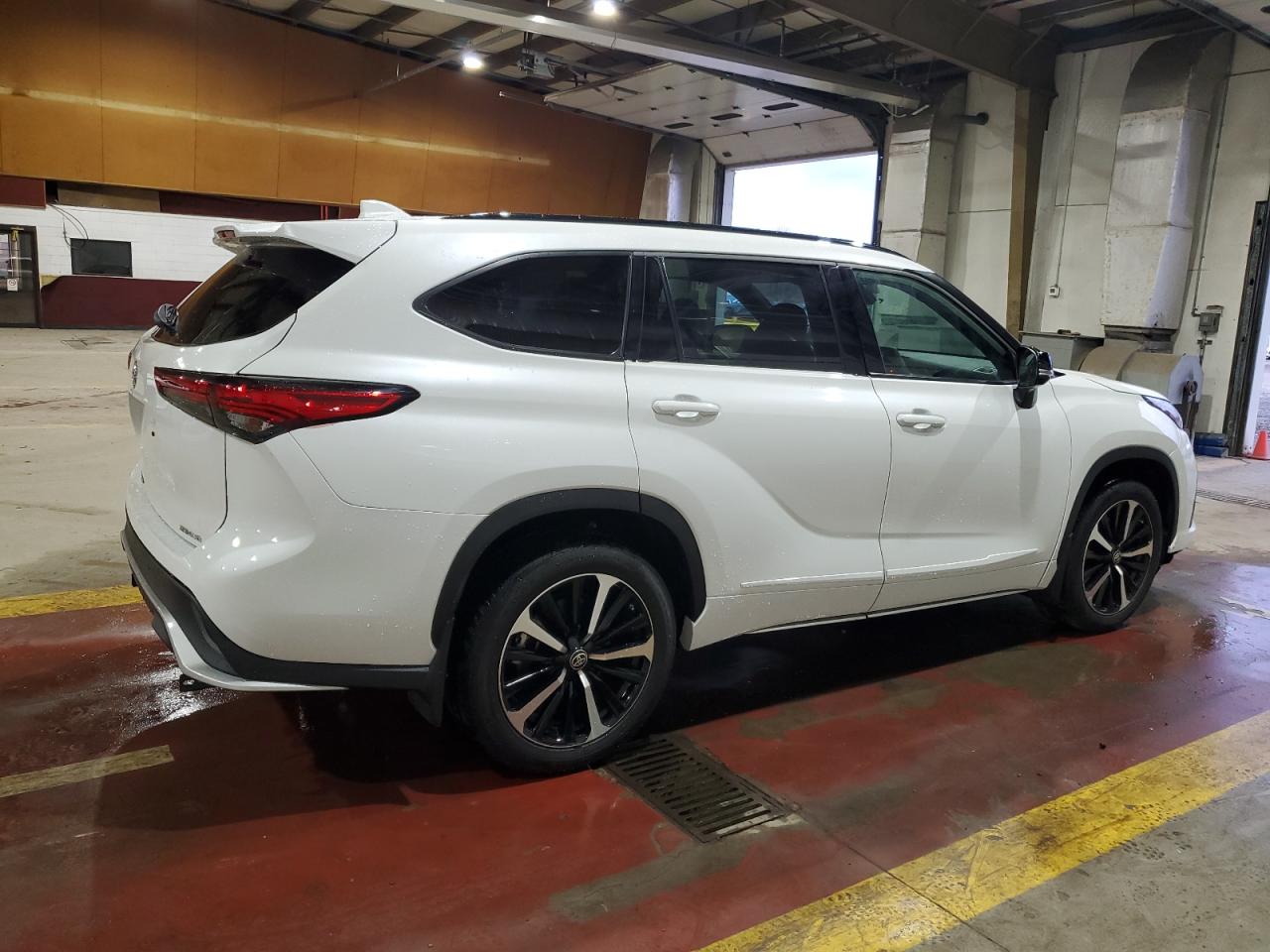 2022 TOYOTA HIGHLANDER XSE photo 3