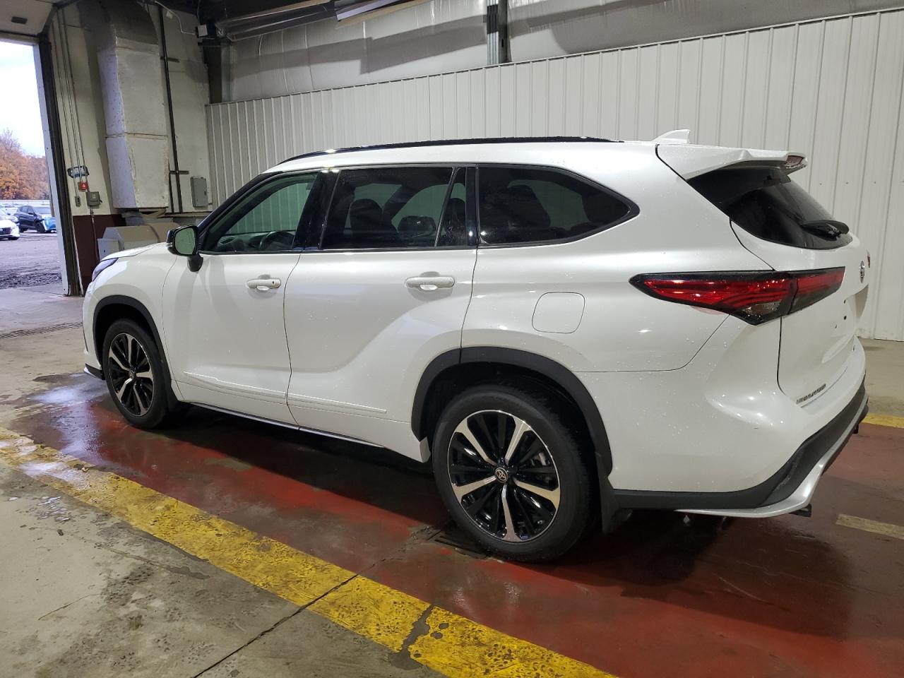 2022 TOYOTA HIGHLANDER XSE photo 2