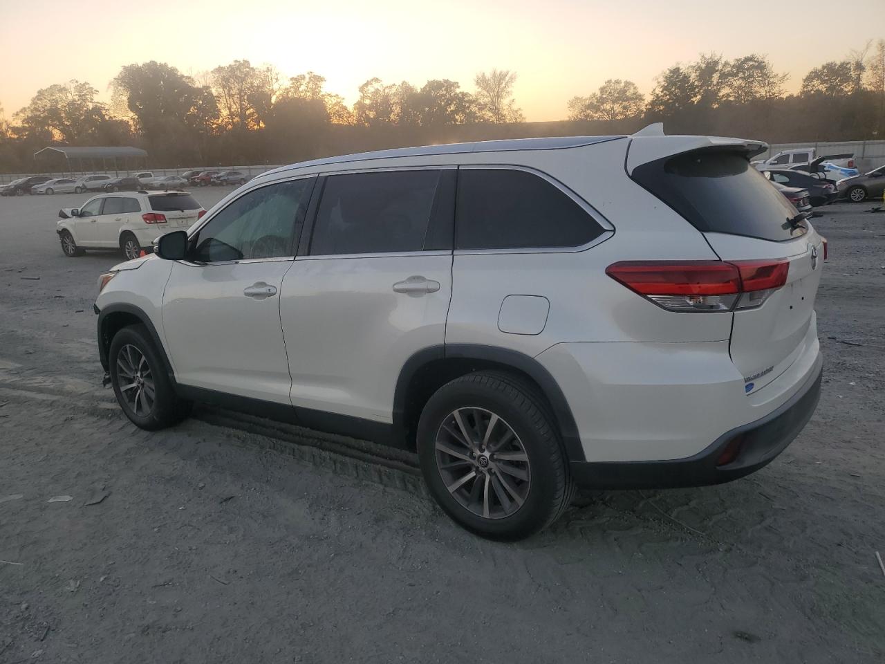 2019 TOYOTA HIGHLANDER SE photo 2