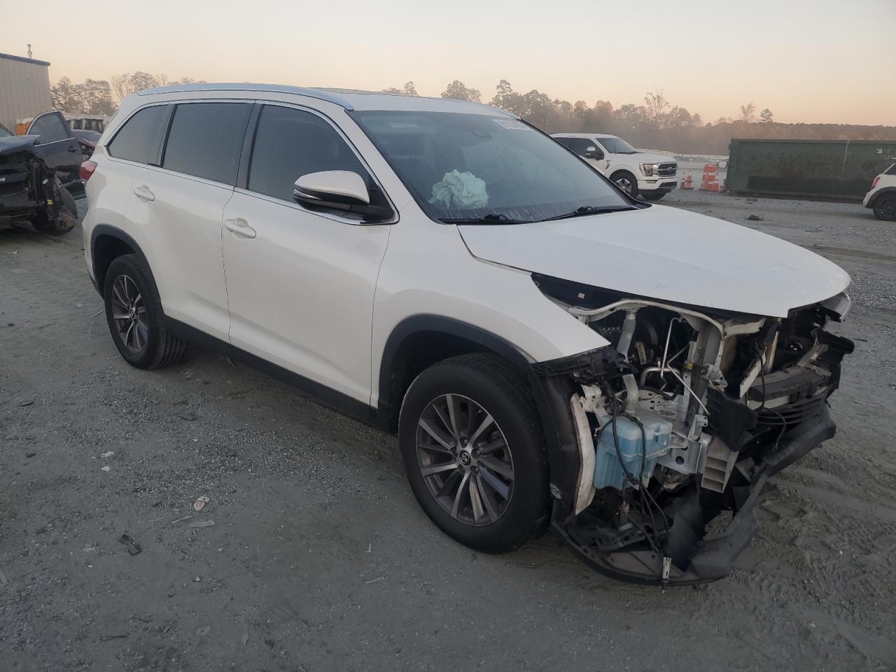 2019 TOYOTA HIGHLANDER SE photo 4