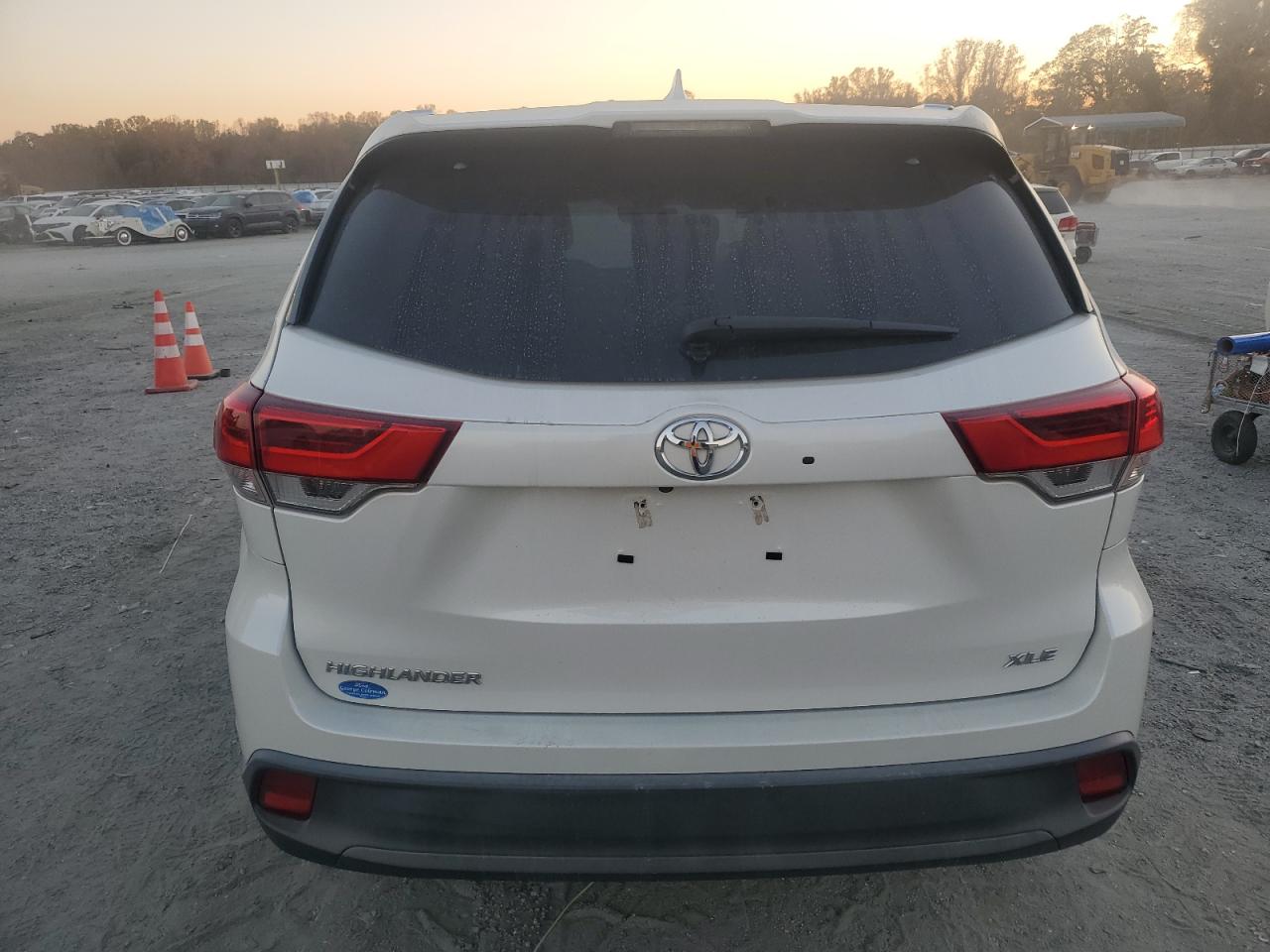 2019 TOYOTA HIGHLANDER SE photo 6
