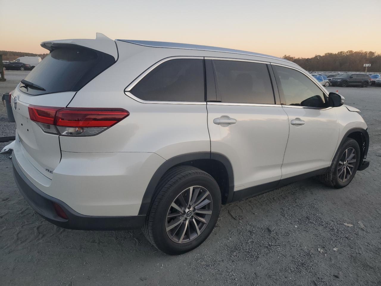 2019 TOYOTA HIGHLANDER SE photo 3