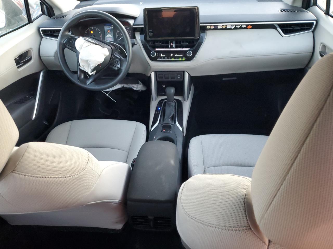2023 TOYOTA COROLLA CROSS L photo 8