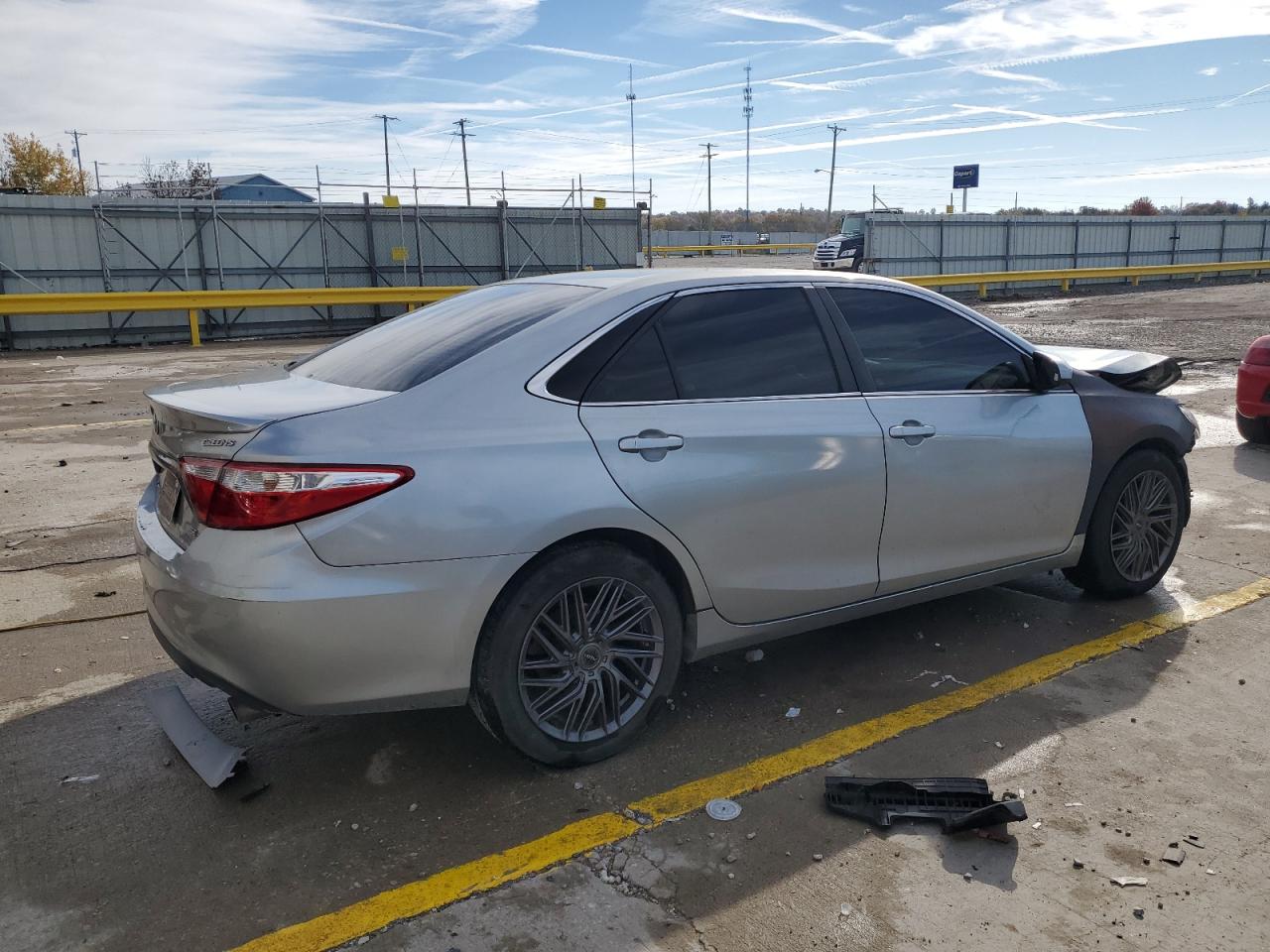 2015 TOYOTA CAMRY SE photo 3