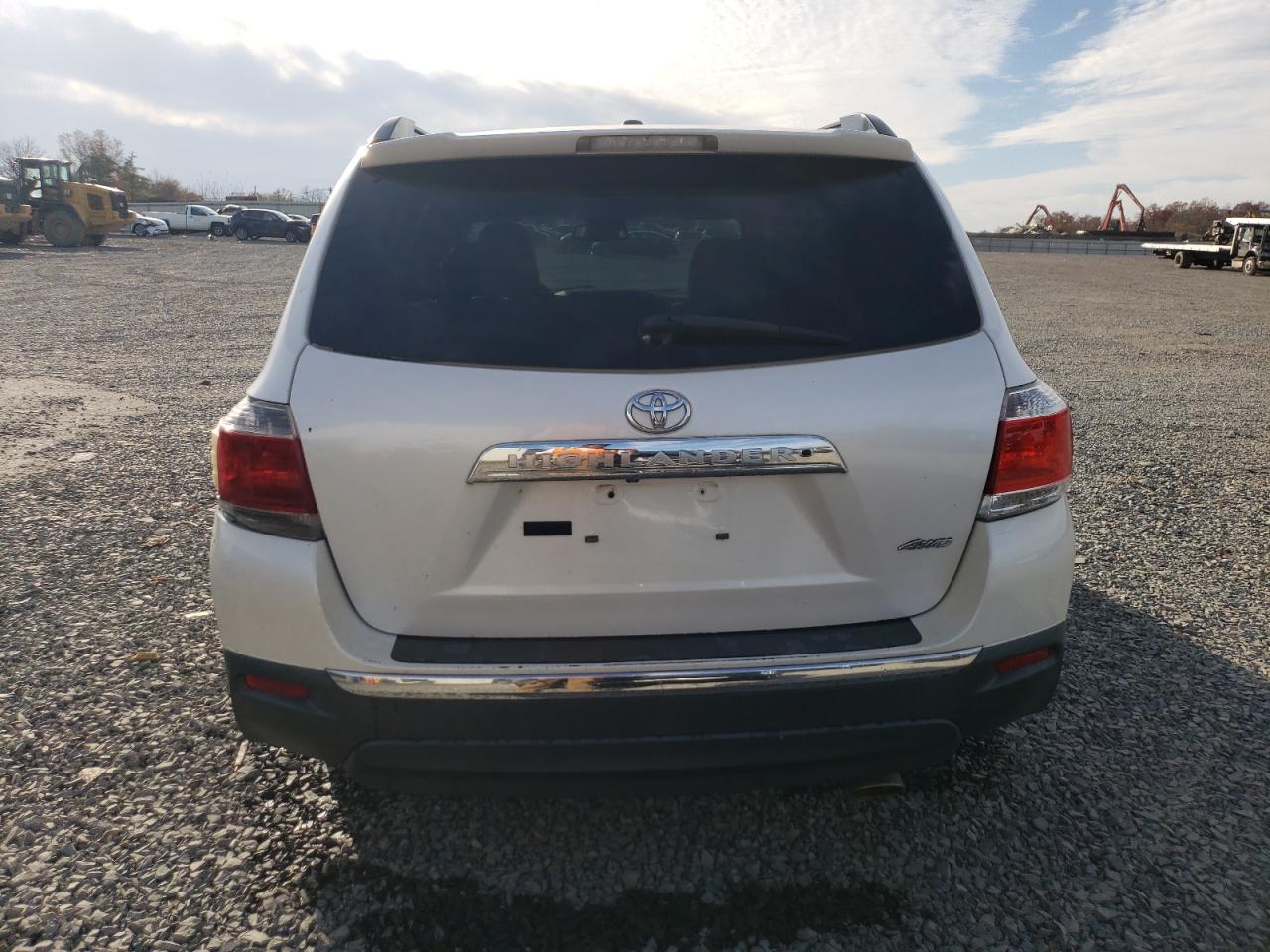 2012 TOYOTA HIGHLANDER BASE photo 6