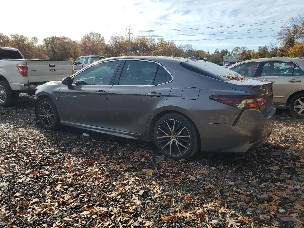2021 TOYOTA CAMRY SE photo 3
