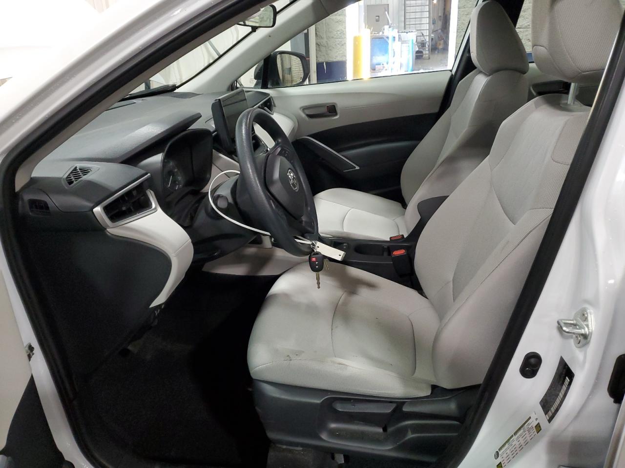 2024 TOYOTA COROLLA CROSS L photo 7
