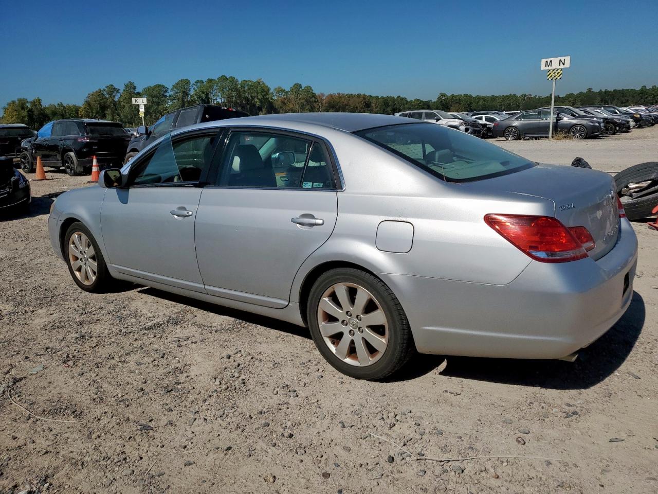 2006 TOYOTA AVALON photo 2