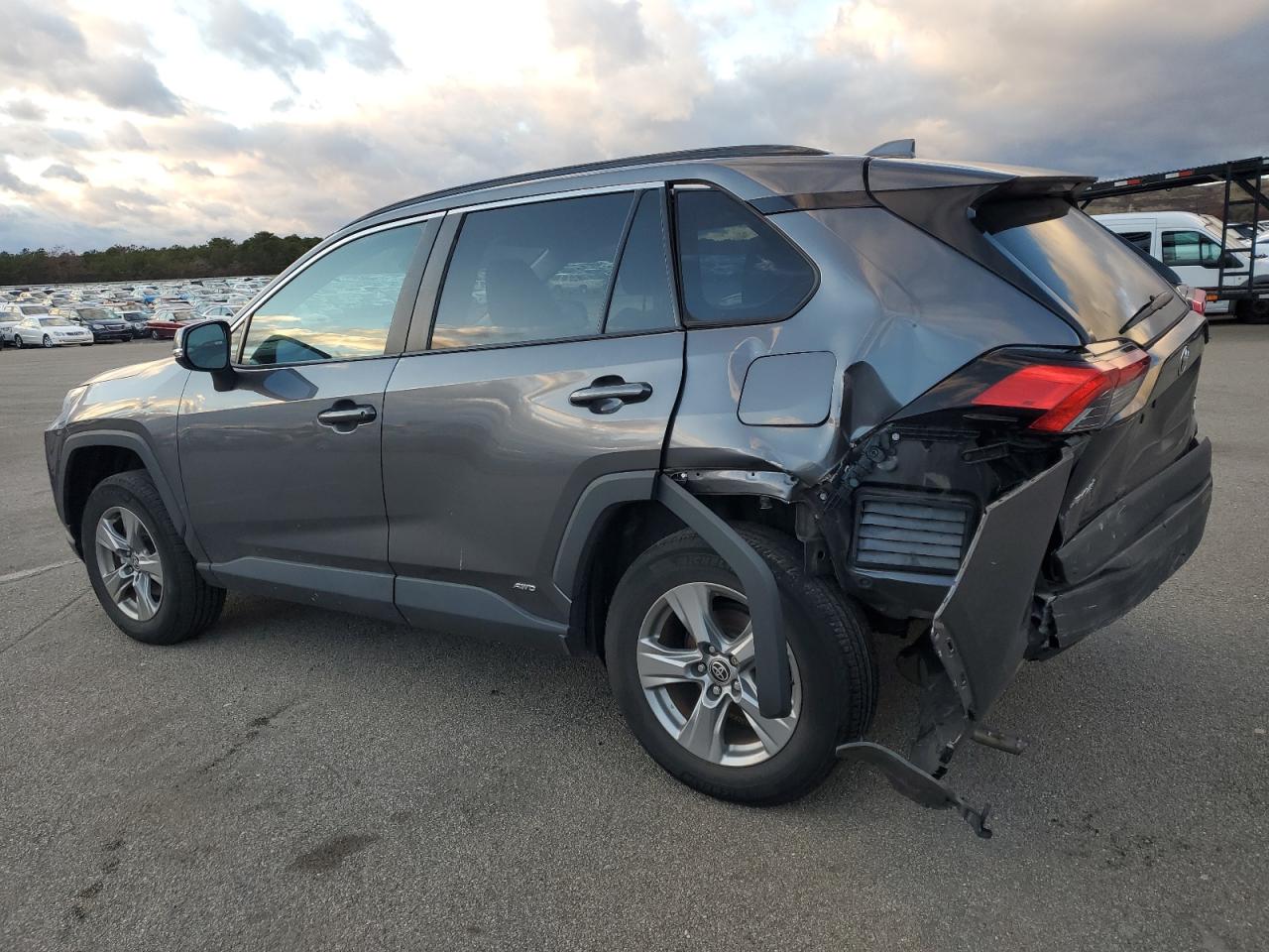 2022 TOYOTA RAV4 XLE photo 4