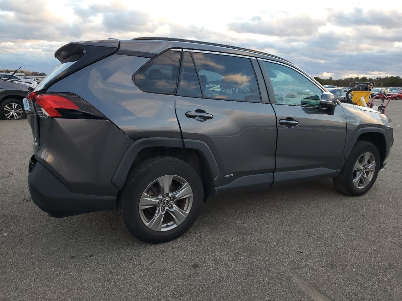 2022 TOYOTA RAV4 XLE photo 7