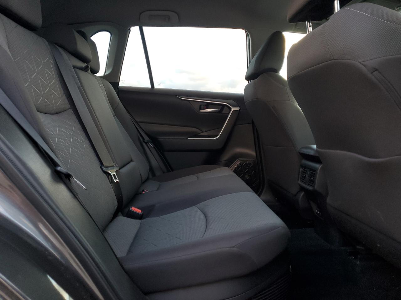 2022 TOYOTA RAV4 XLE photo 31