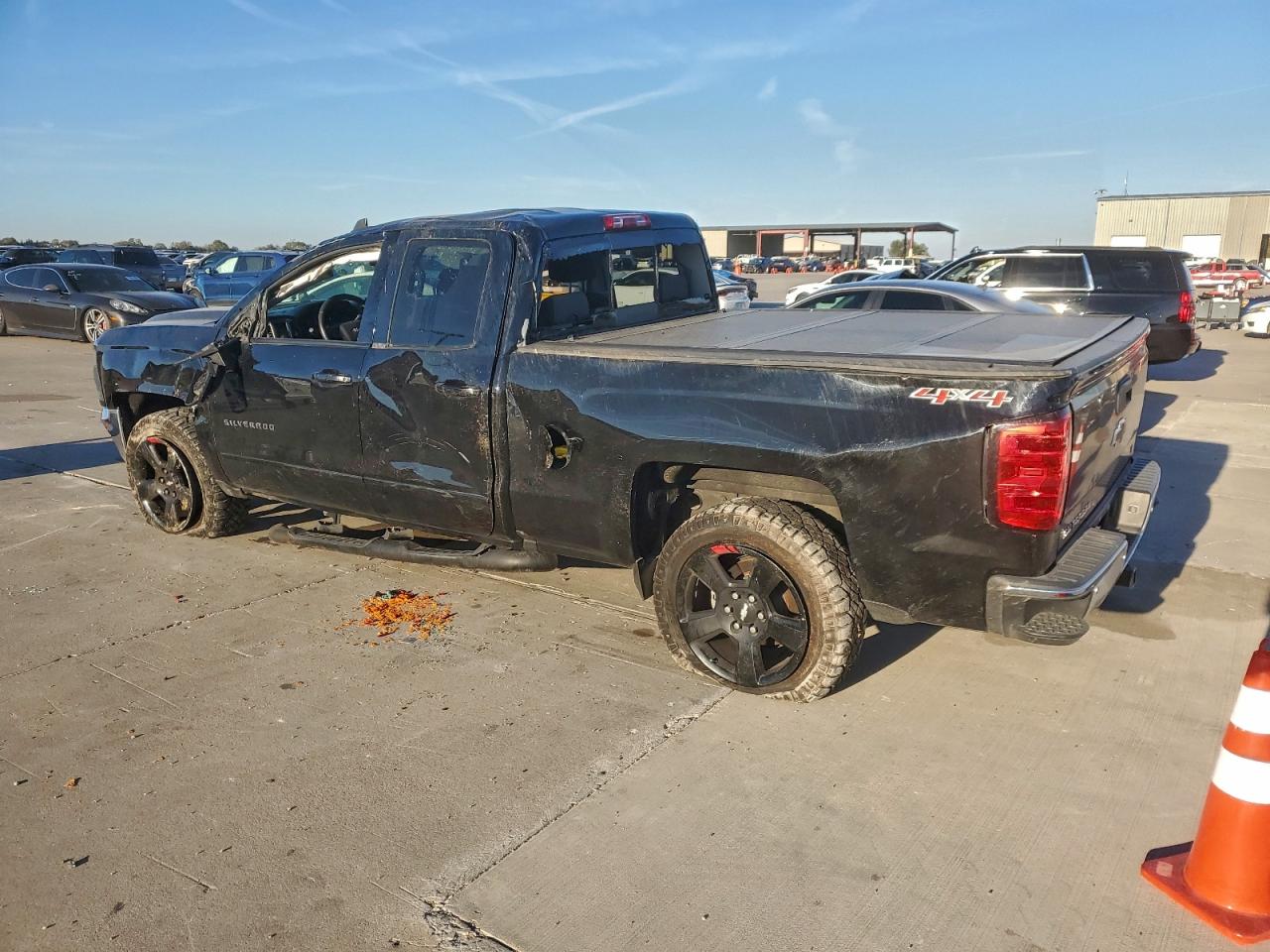 2016 CHEVROLET SILVERADO K1500 LT photo 2