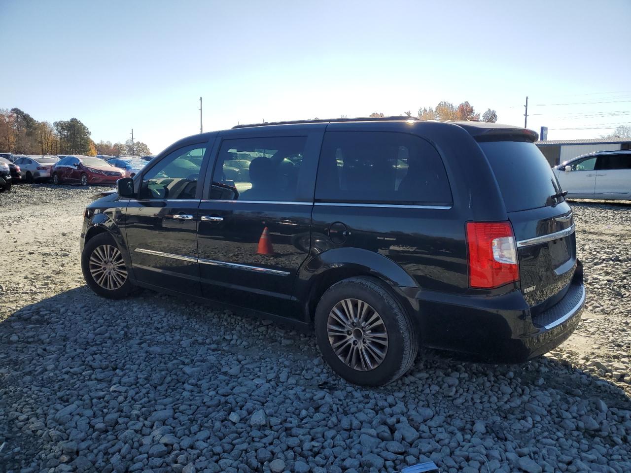 2013 CHRYSLER TOWN & COUNTRY TOURING L photo 2