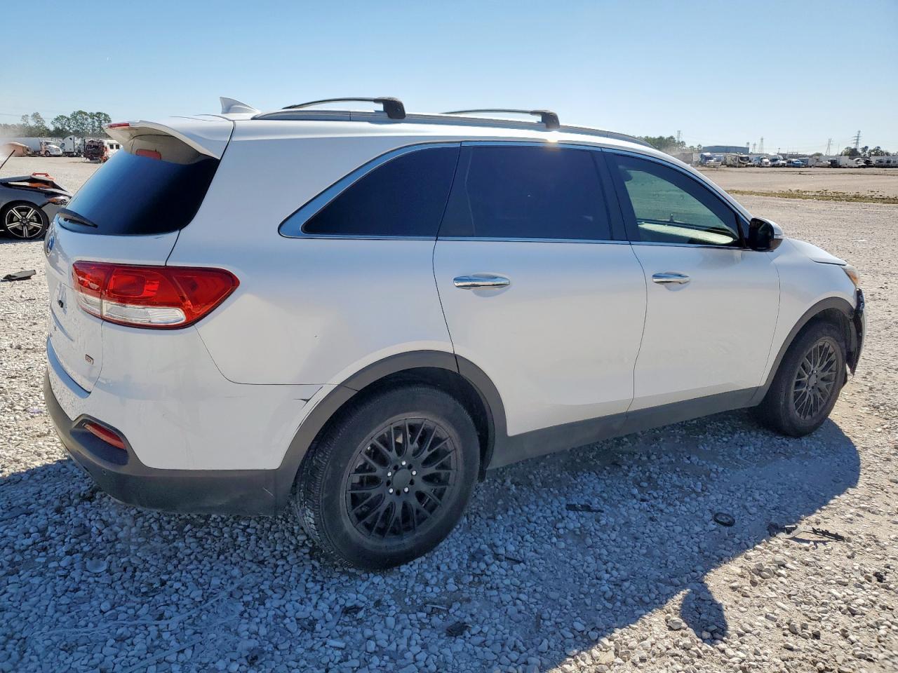 2017 KIA SORENTO LX photo 3