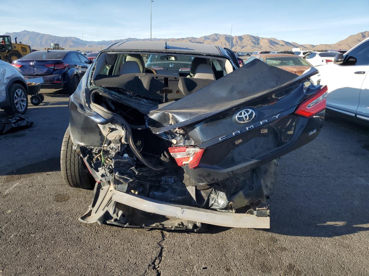 2019 TOYOTA CAMRY SE photo 16