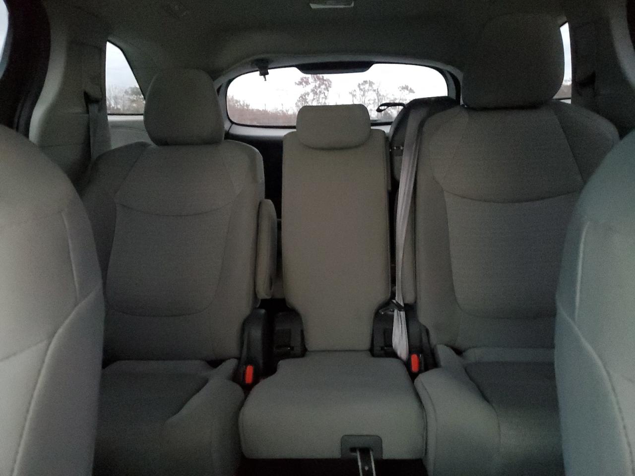 2021 TOYOTA SIENNA LE photo 28