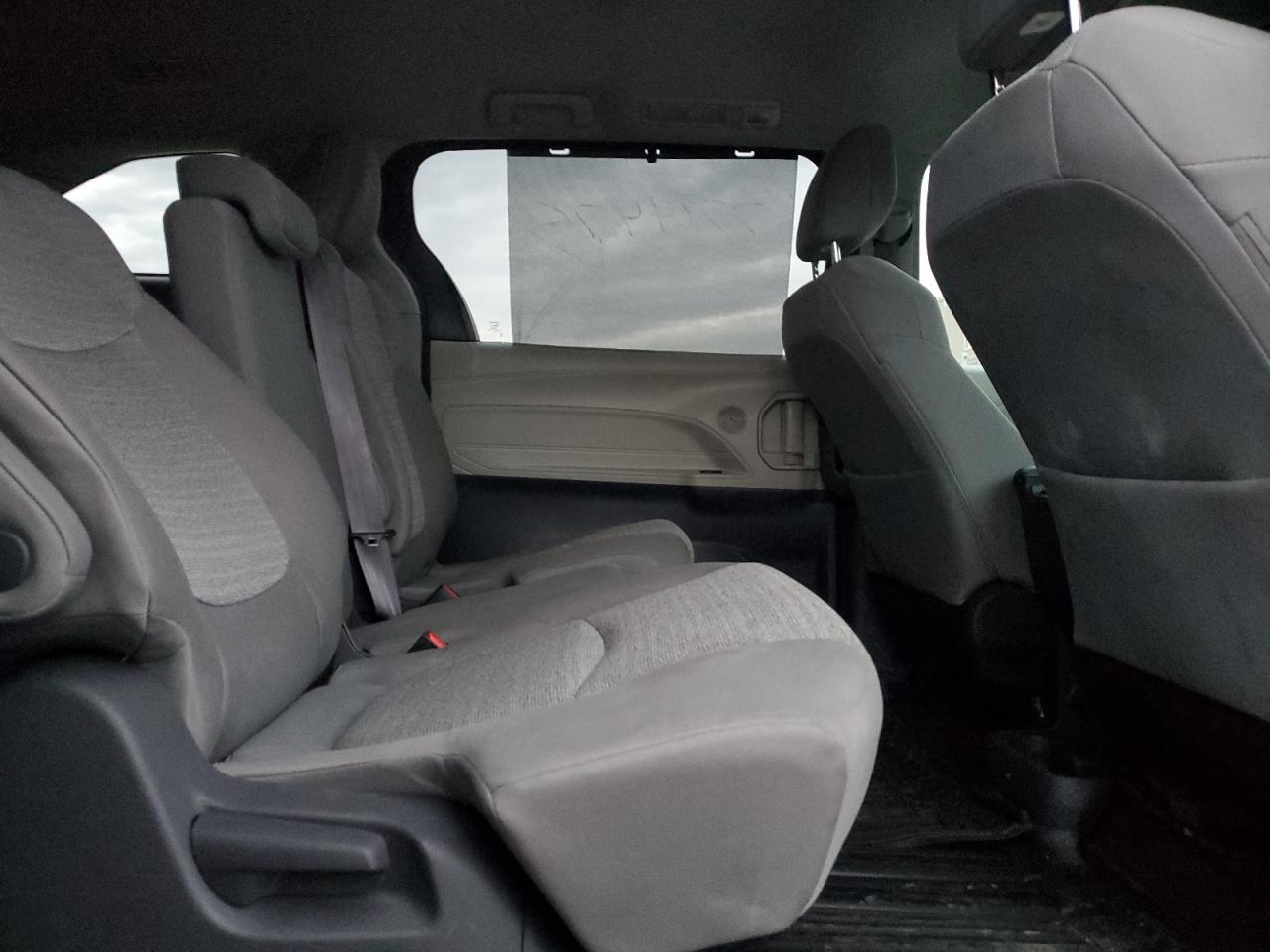 2021 TOYOTA SIENNA LE photo 31