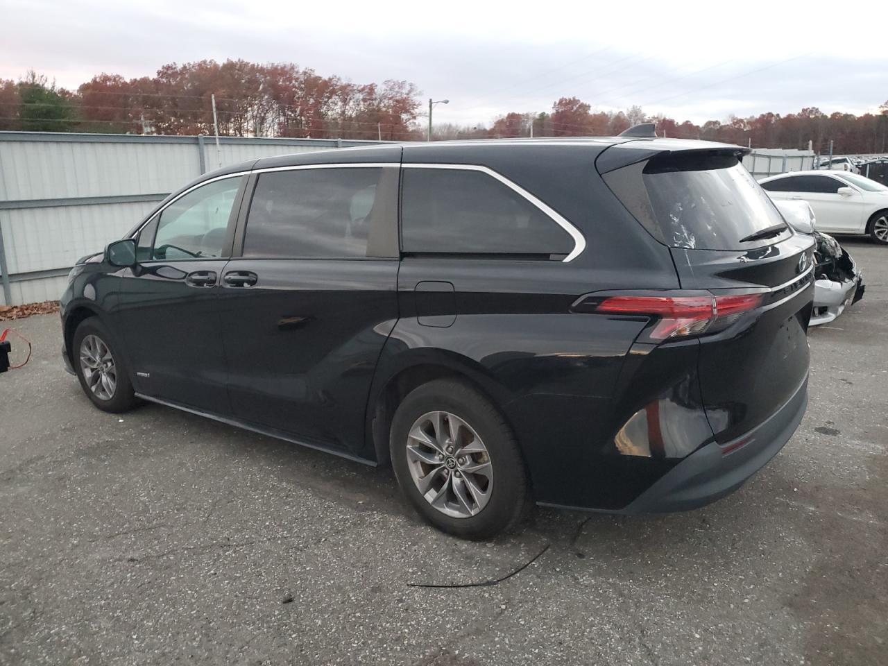 2021 TOYOTA SIENNA LE photo 4