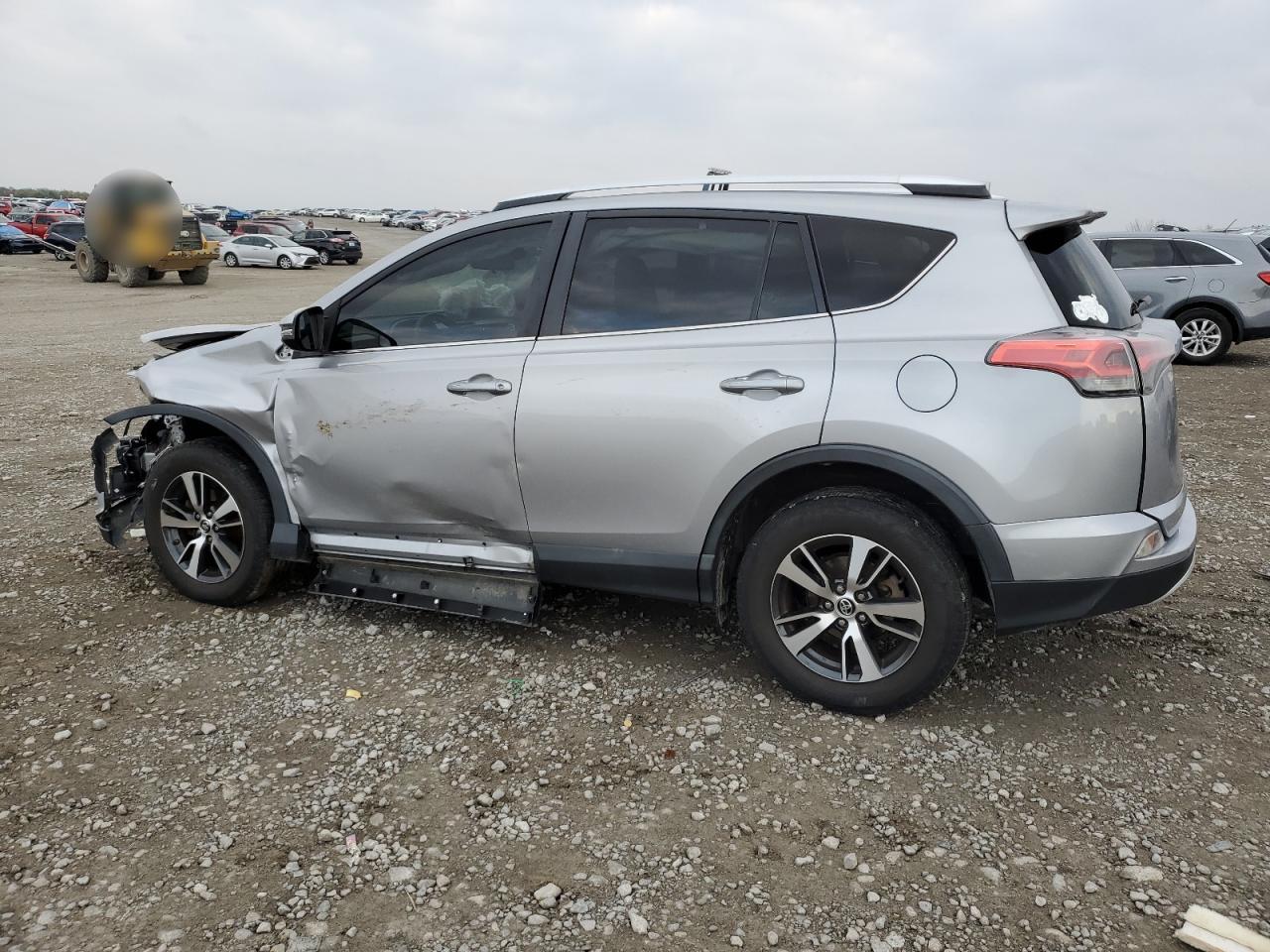 2016 TOYOTA RAV4 XLE photo 2